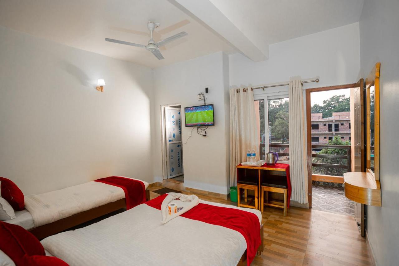 Hotel Dela Mount Покхара Экстерьер фото