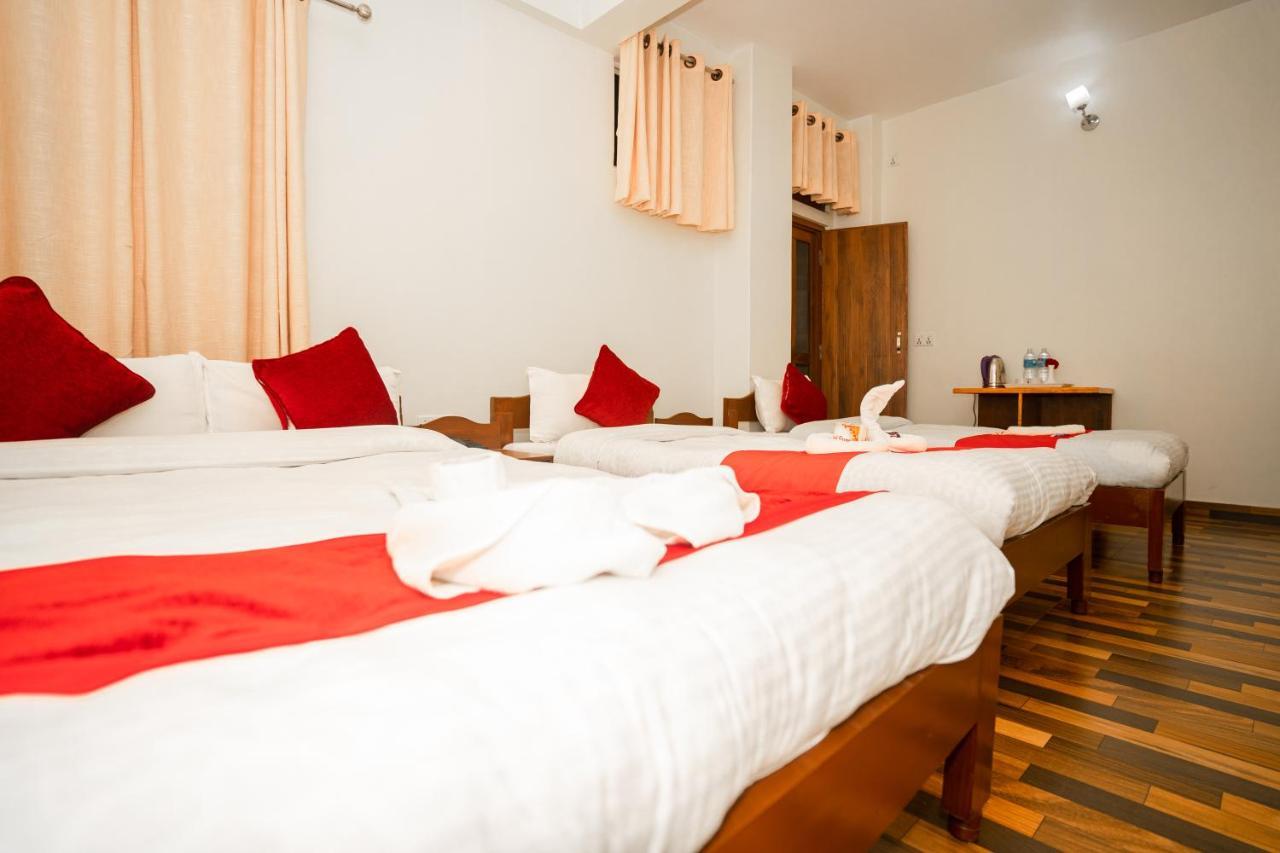 Hotel Dela Mount Покхара Экстерьер фото