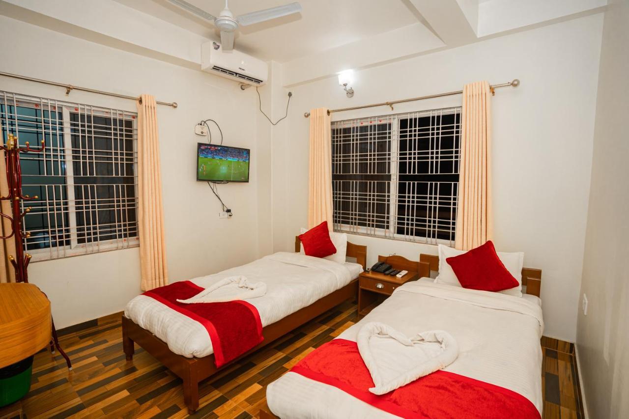 Hotel Dela Mount Покхара Экстерьер фото