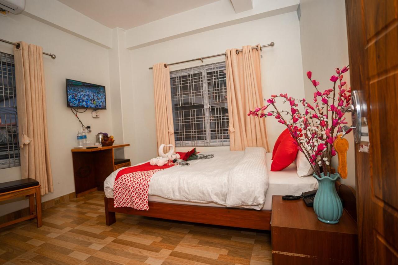 Hotel Dela Mount Покхара Экстерьер фото